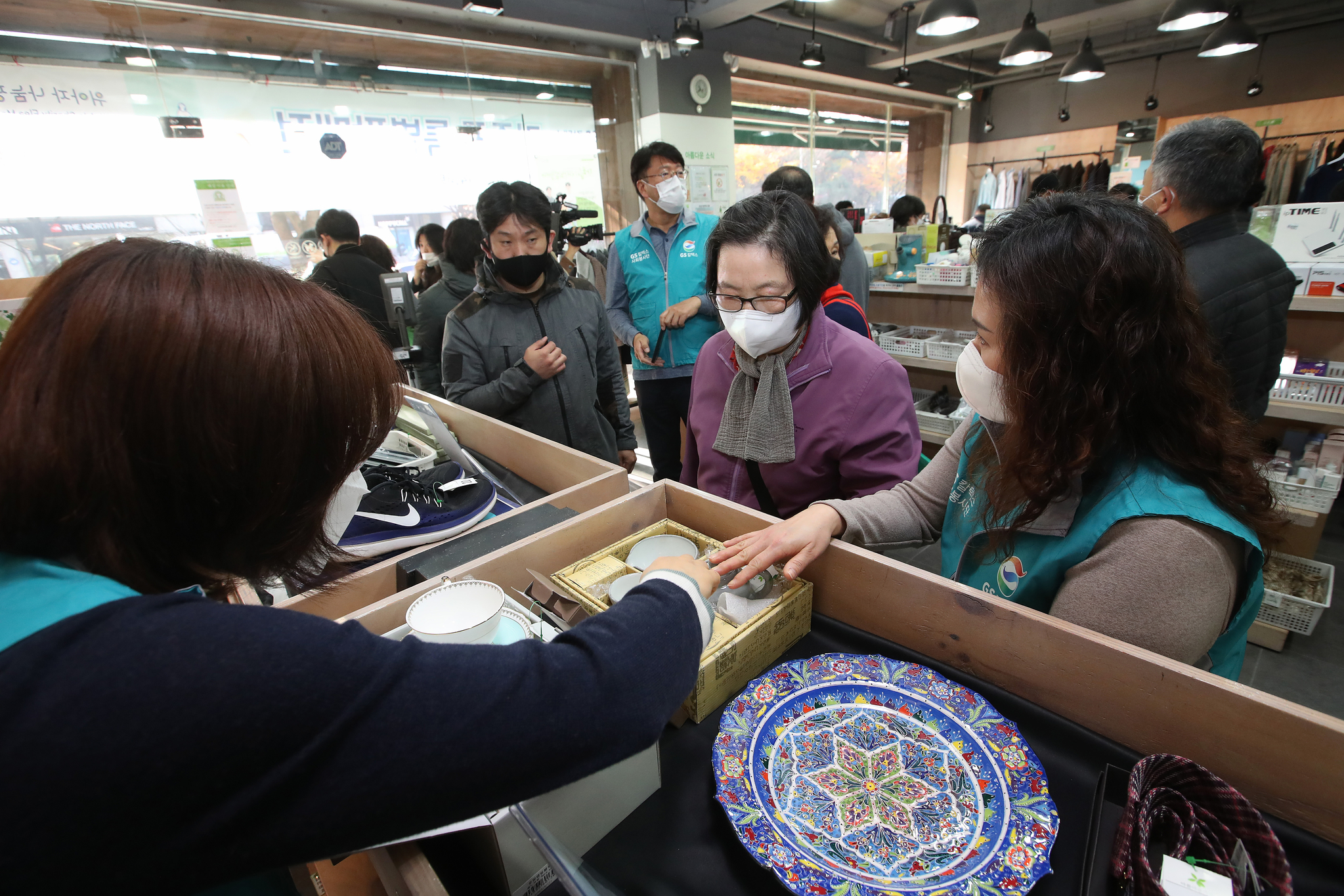 '위아자 나눔장터 2020' 특별판매전이 열린 서울 아름다운가게 강남구청역점에서 구매객들이 명사기증품을 살펴보고 있다. 우상조 기자