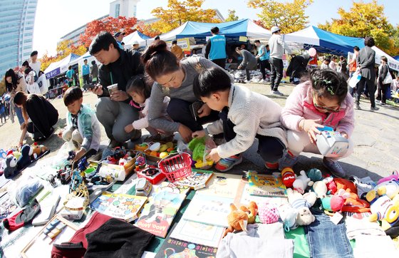 2018 위아자 나눔장터가 21일 대전 보라매공원에서 열려 많은 시민들이 행사장을 둘러보고 있다. 프리랜서 김성태