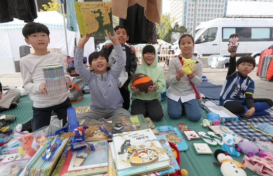 어린이들이 기증품 판매에 앞서 환호하며 서로 격려하고 있다. 강정현 기자 