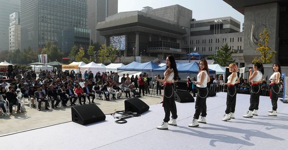  여성그룹아이돌 '홀릭스'가 축하공연을 펼치고 있다. 강정현 기자
