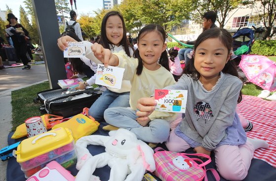 2019 위아자 나눔장터 부산행사에 참여한 어린이들이 판매물품 가격표를 보여주고 있다. 송봉근 기자