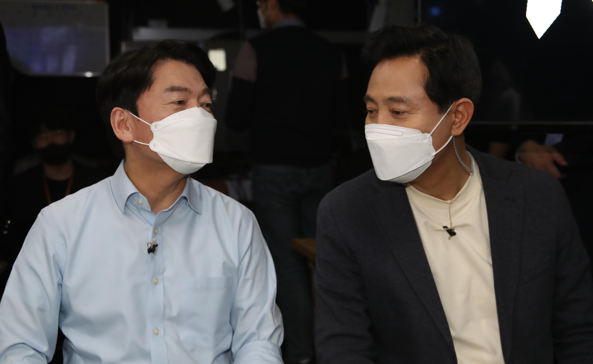 15일 오세훈 국민의당 서울시장 후보와 안철수 국민의 힘 서울시장 후보가 영등포 더플러스 스튜디오에서 단일화 비전발표회를 가진 가운데 행사에 앞서 포토타임을 갖고 있다. 오종택 기자