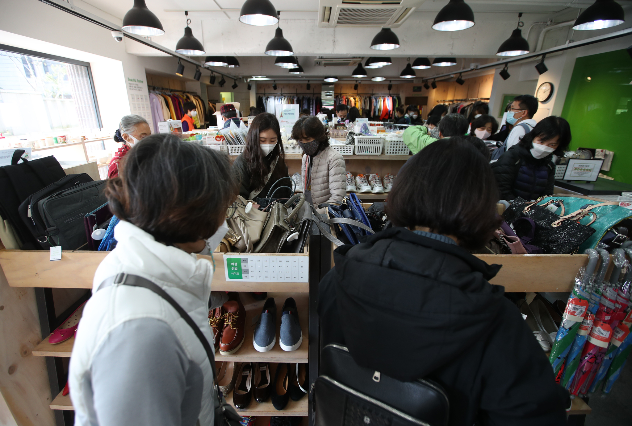 지난해(2020년) 위아자 나눔장터 특별판매전이 서울 아름다운가게 안국역점에서 열린 모습. 우상조 기자