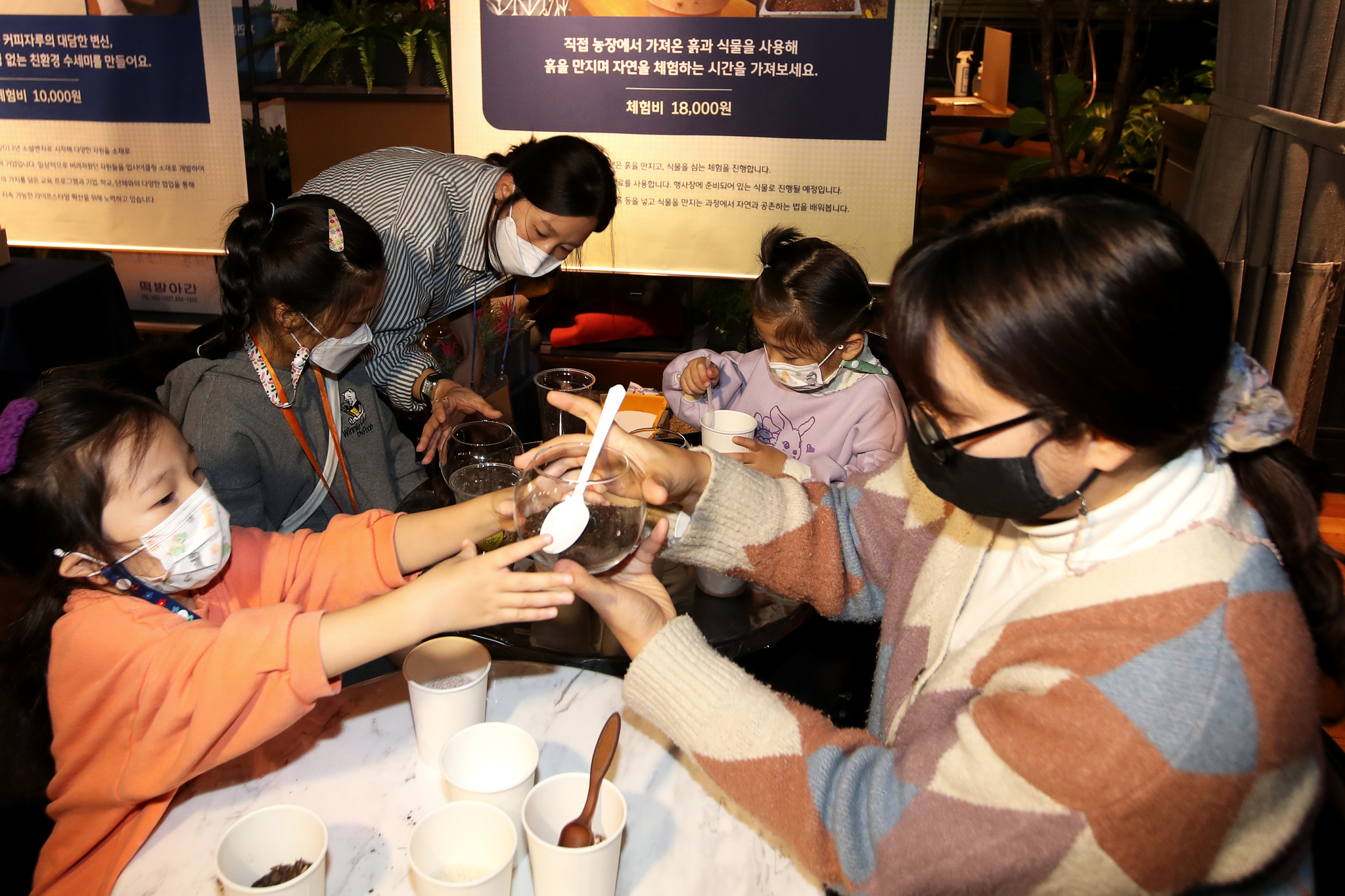 12~14일 메가박스 성수점 더부티크에서 열리는 '위아자 에코빌리지'를 찾은 가족이 가드닝 체험을 하고 있다. 장진영 기자