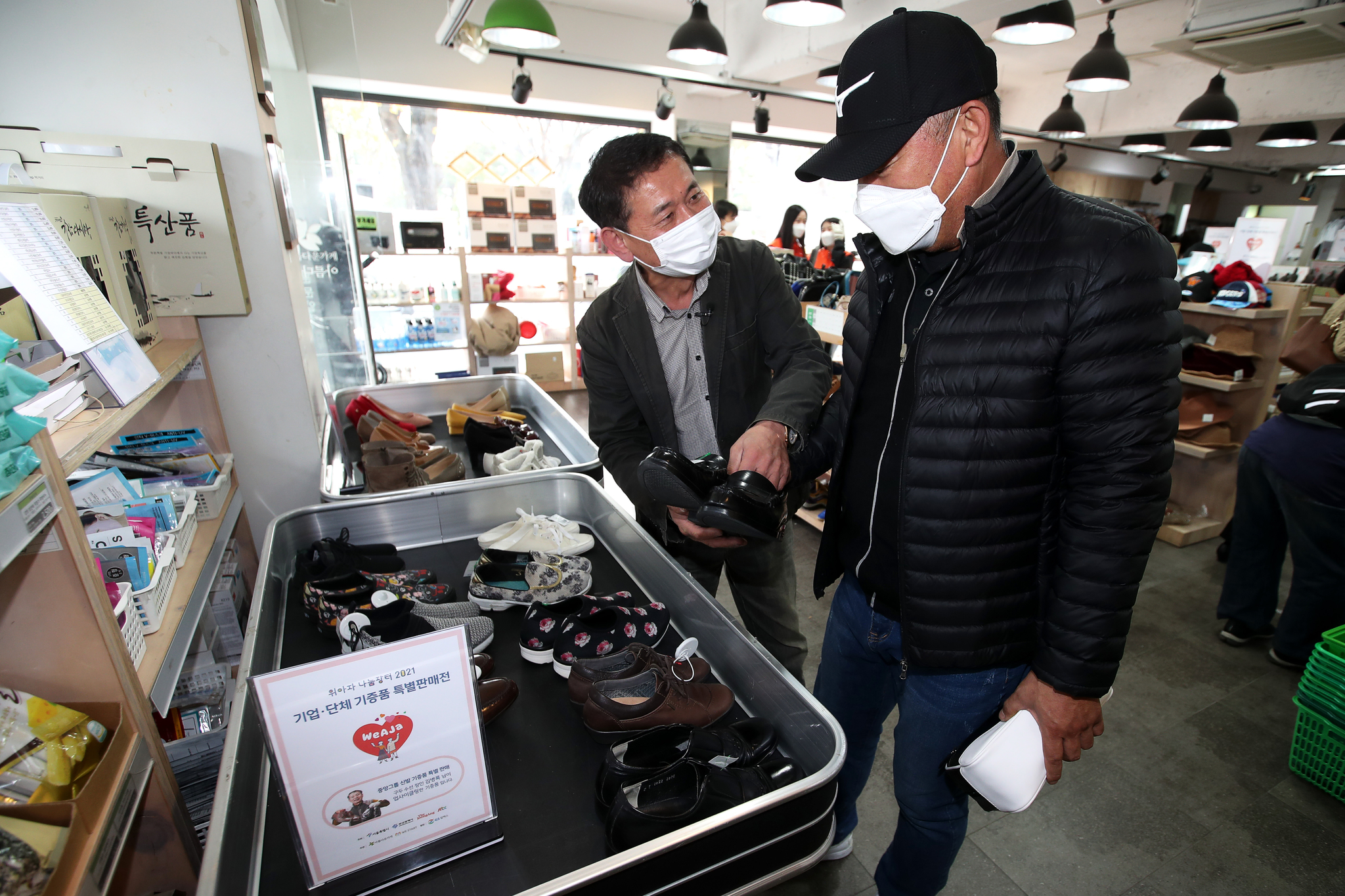 김병록씨(왼쪽)가 안국점을 찾은 시민에게 자신이 수선한 신발을 설명하고 있다. 장진영 기자