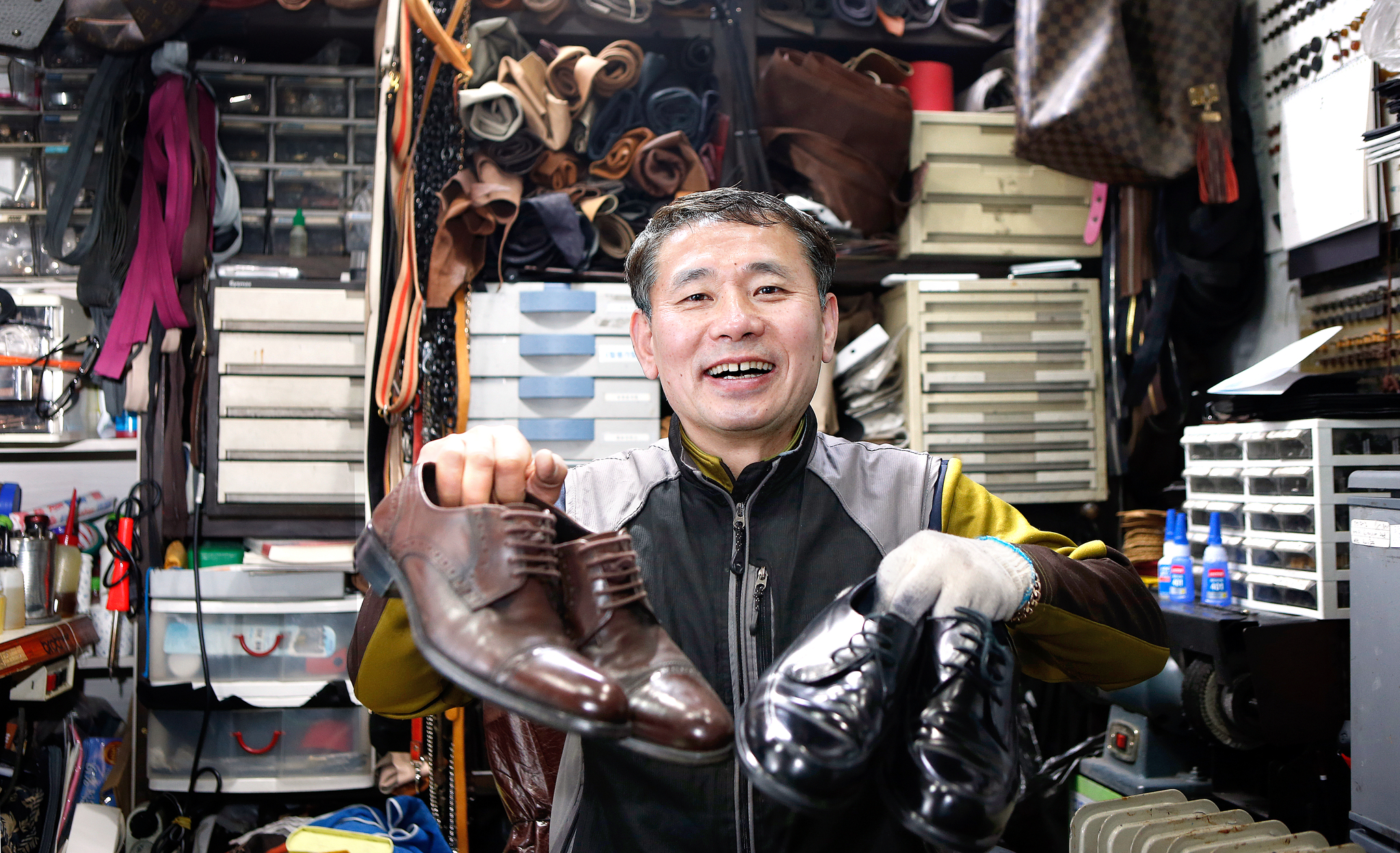 25년간 구두수선으로 이웃을 돕고 있는 구두수선공 김병록씨는 올해도 중앙그룹 임직원들이 기증한 신발 180켤레 중 153켤레를 직접 수선해 위아자에 내놨다. 변선구 기자 