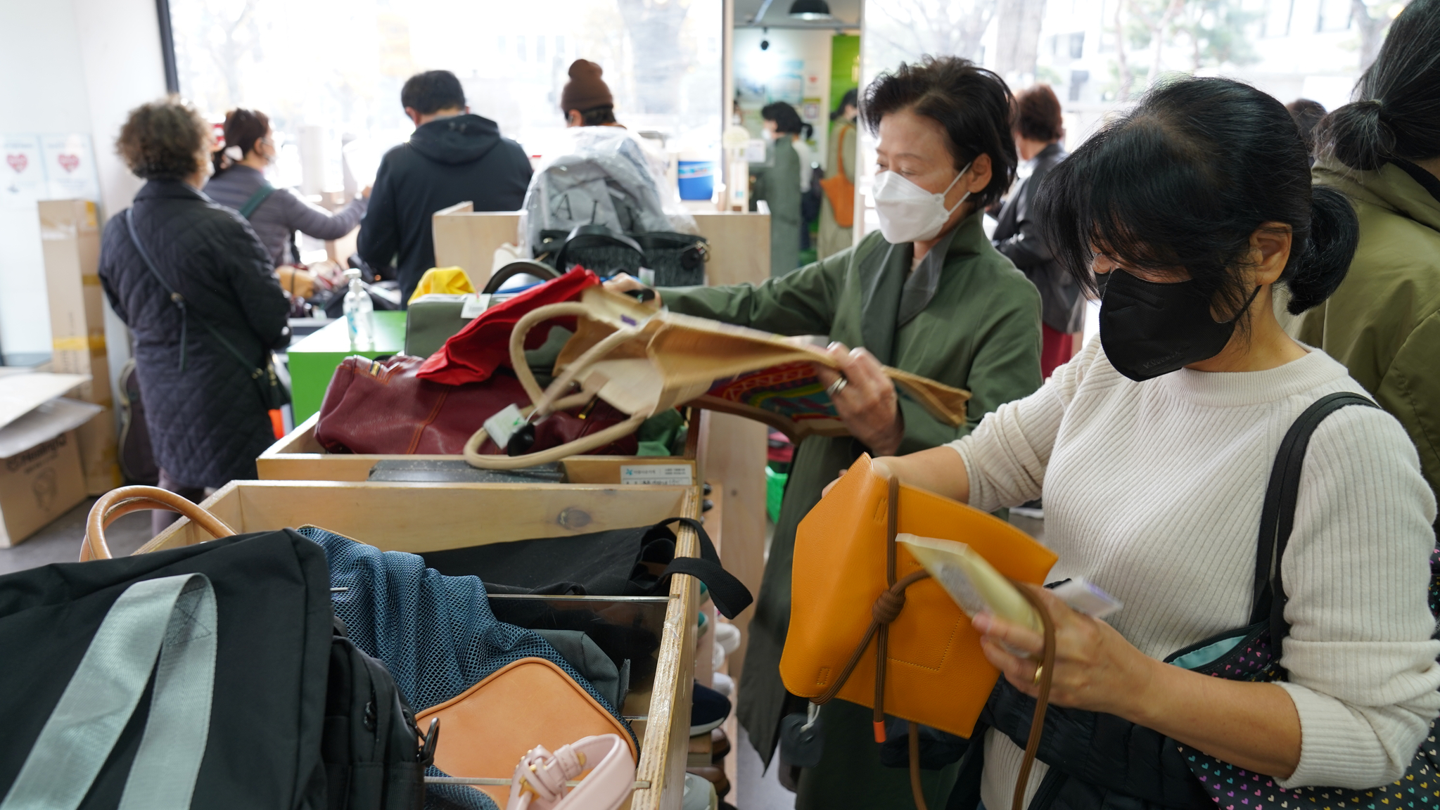19일 '위아자 기부물품 특별판매전'이 열린 아름다운가게 안국점에서 손님들이 물품을 고르고 있다. 사진 김은아 기자