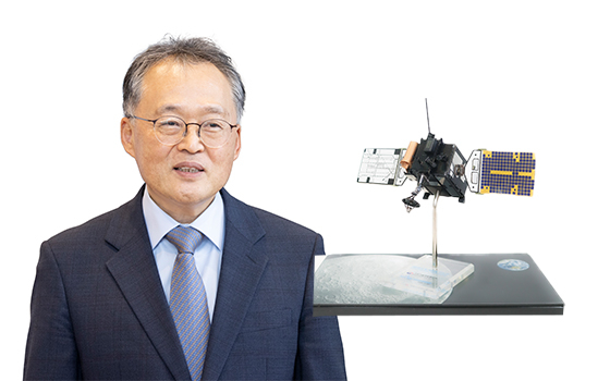 이상률 한국항공우주연구원장은 대한민국 최초 달 탐사선 '다누리' 축소모형을 기증했다. 사진 한국항공우주연구원·위스타트 