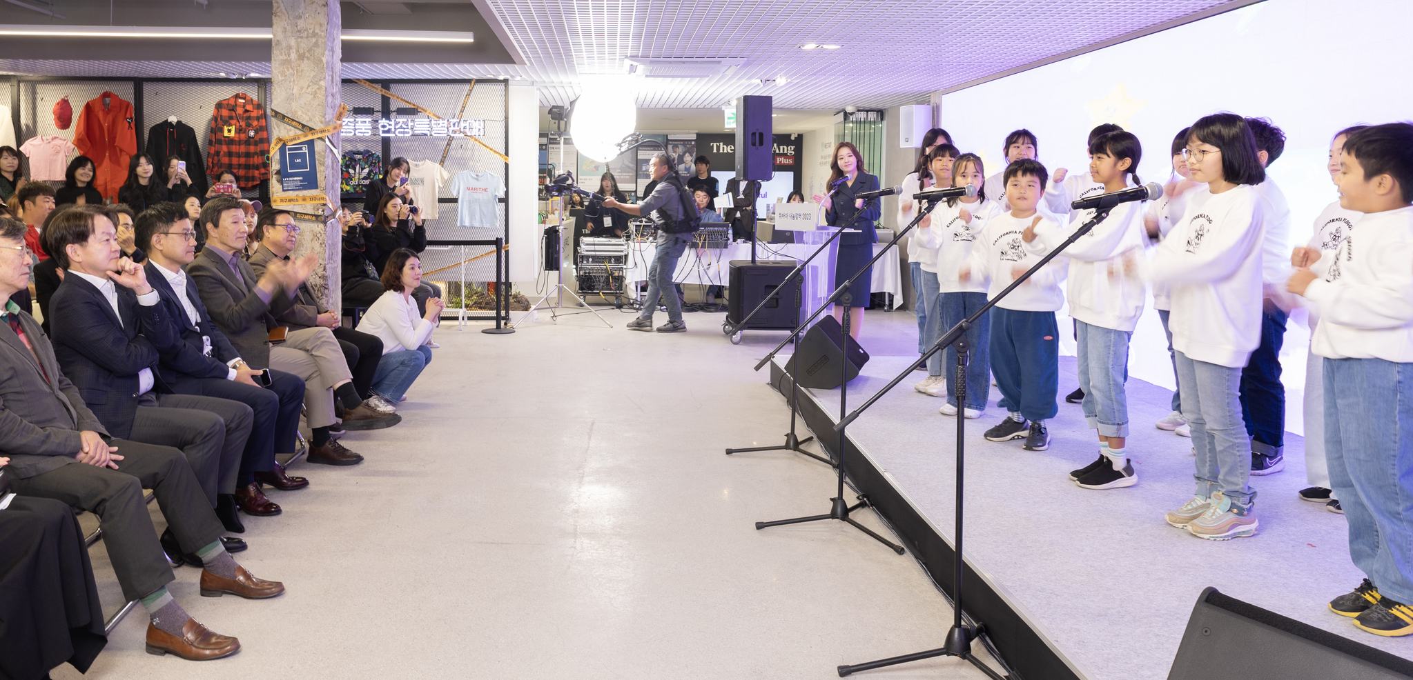 '2023 위아자 나눔장터' 개장식이 28일 오전 서울 중구 을지로 하트윈에서 열렸다. 이날 참석한 위스타트 지역아동센터 '하얀나래 합창단'이 공연을 하고 있다. 전민규 기자